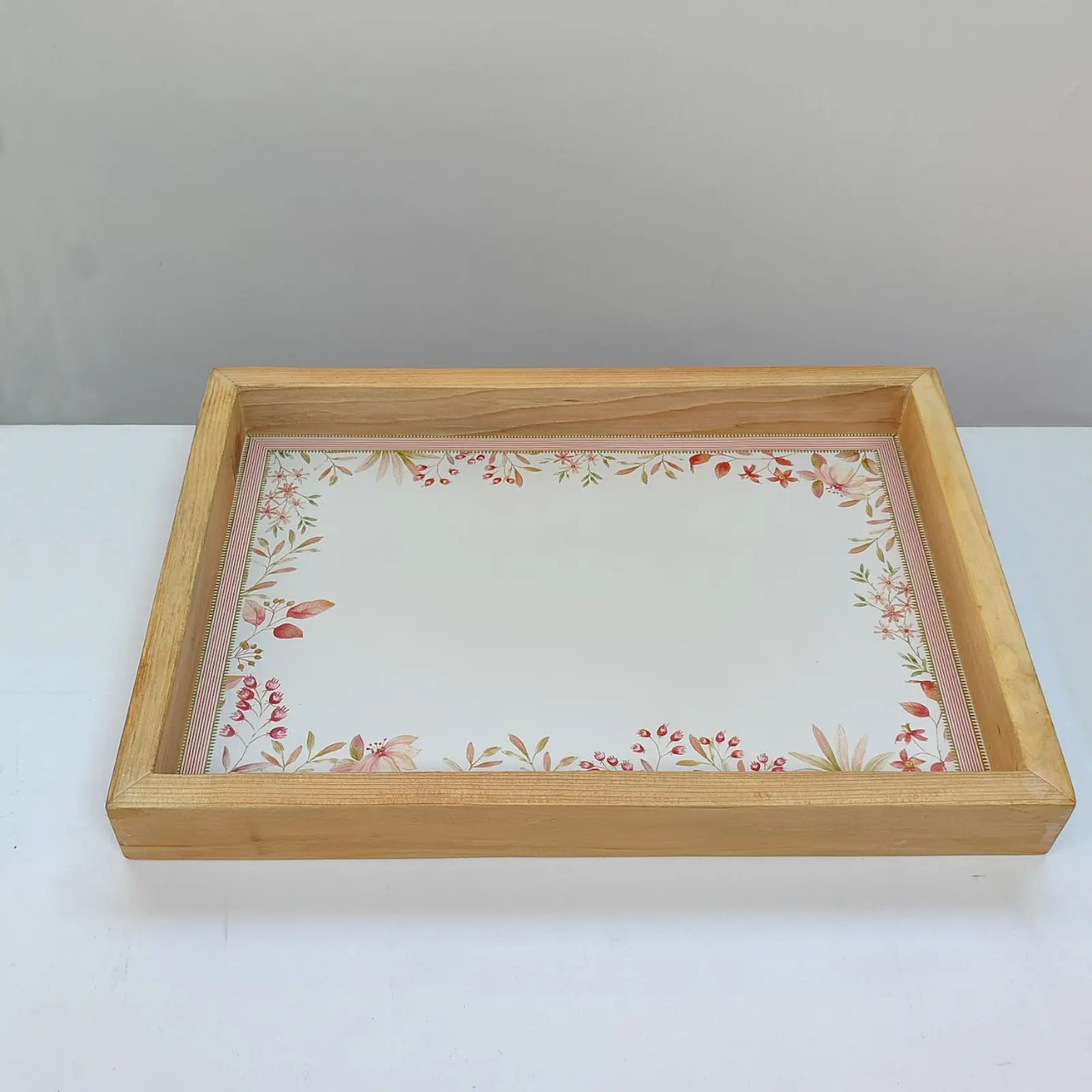 Pastel Çiçek Desenli Ahşap Tepsi