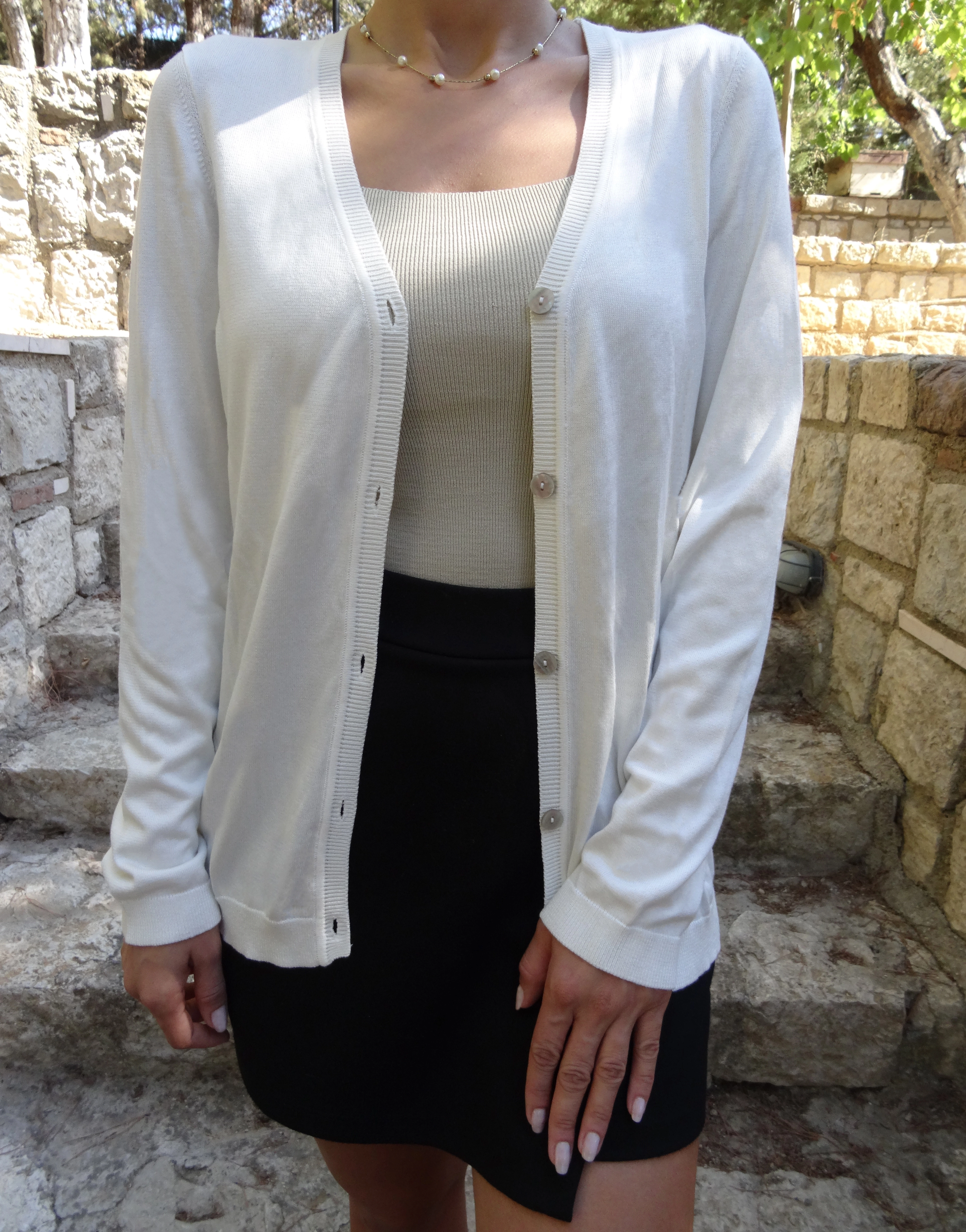 Klasik Beyaz Düğmeli Hırka