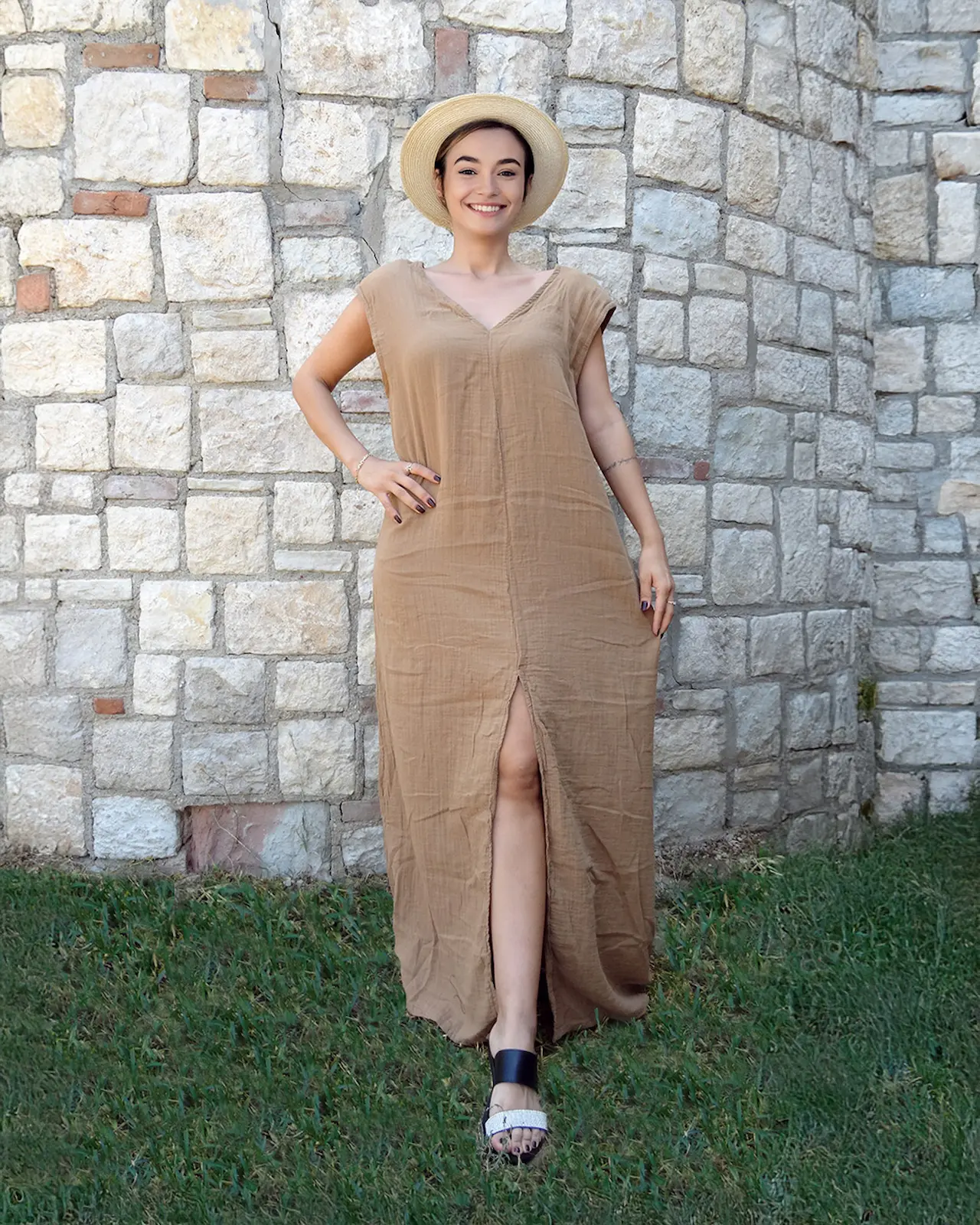 Kahverengi Yırtmaçlı Vatkalı Uzun Yazlık Elbise