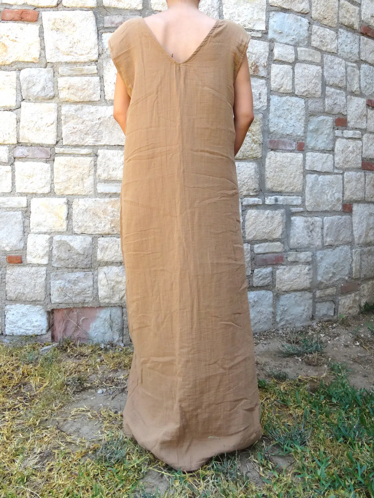 Kahverengi Yırtmaçlı Vatkalı Uzun Yazlık Elbise