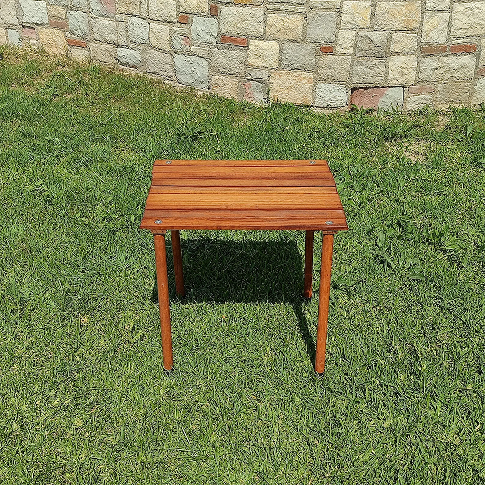 El yapımı ahşap kamp masası