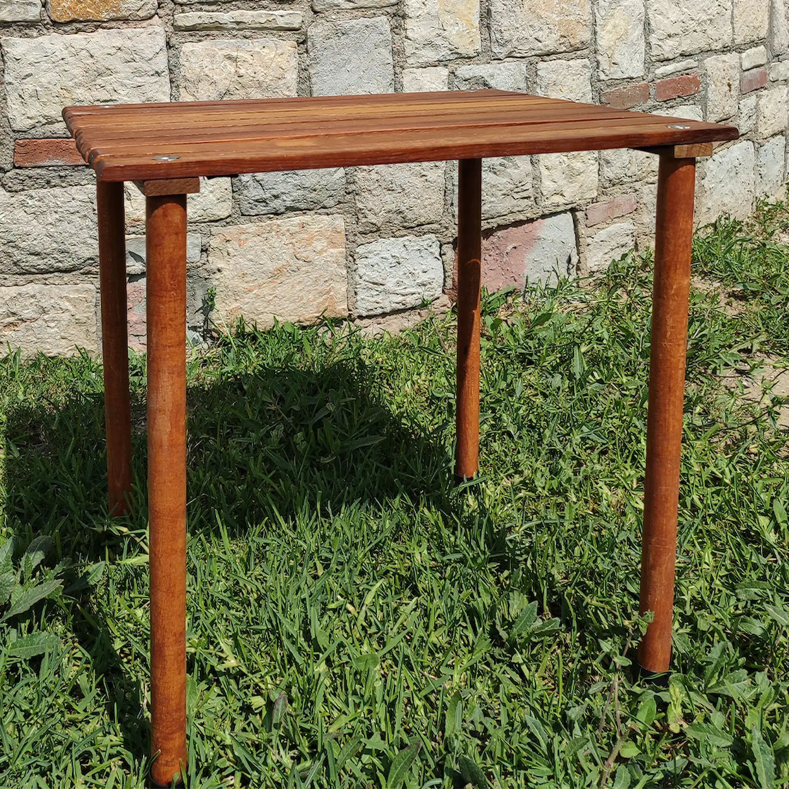 El yapımı ahşap kamp masası