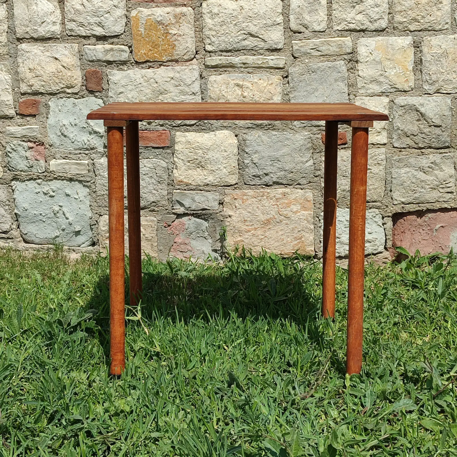 El yapımı ahşap kamp masası