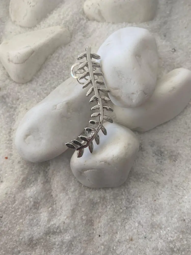 Gümüş Renkli Yaprak Formlu Kıkırdak Küpe