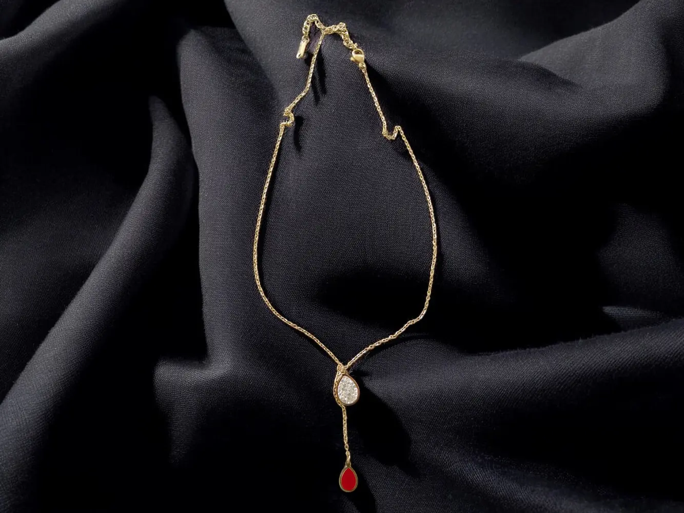 Kırmızı Damla ve Taş Detaylı Altın Kolye