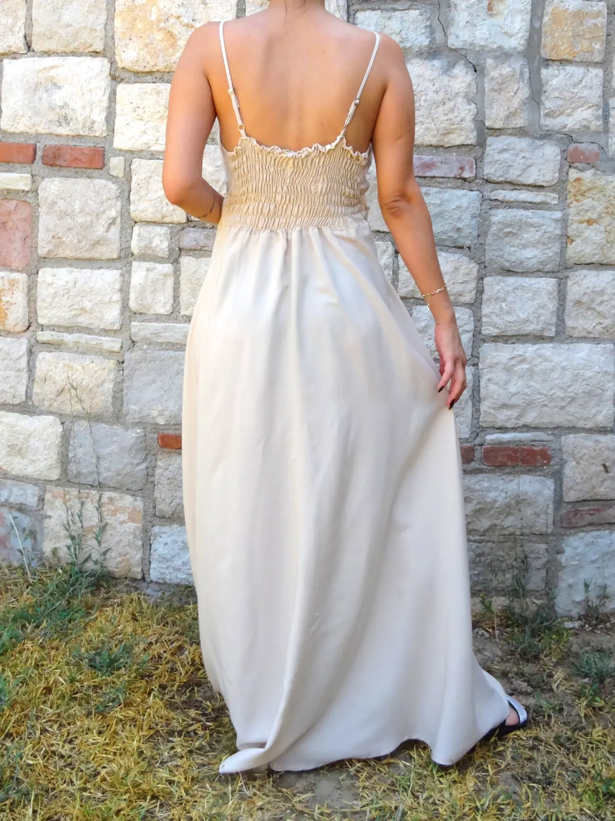 Krem Renk Belden Kuşaklı Dekolteli Elbise