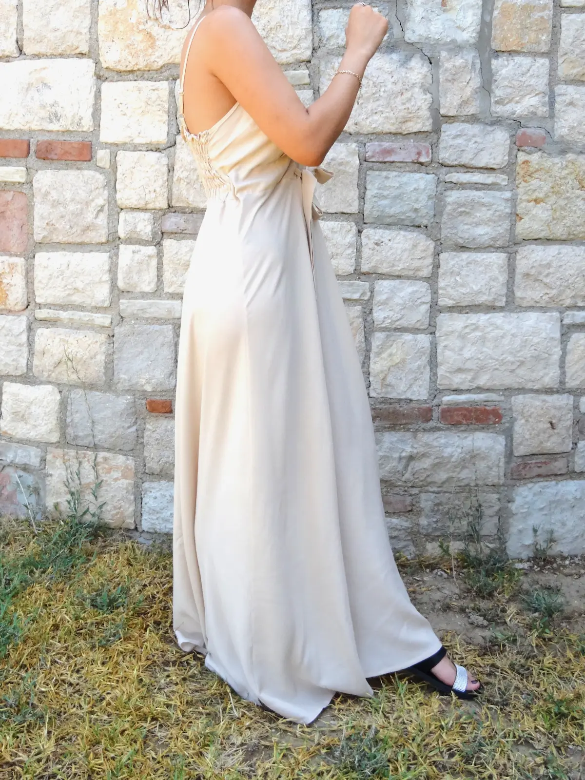 Krem Renk Belden Kuşaklı Dekolteli Elbise