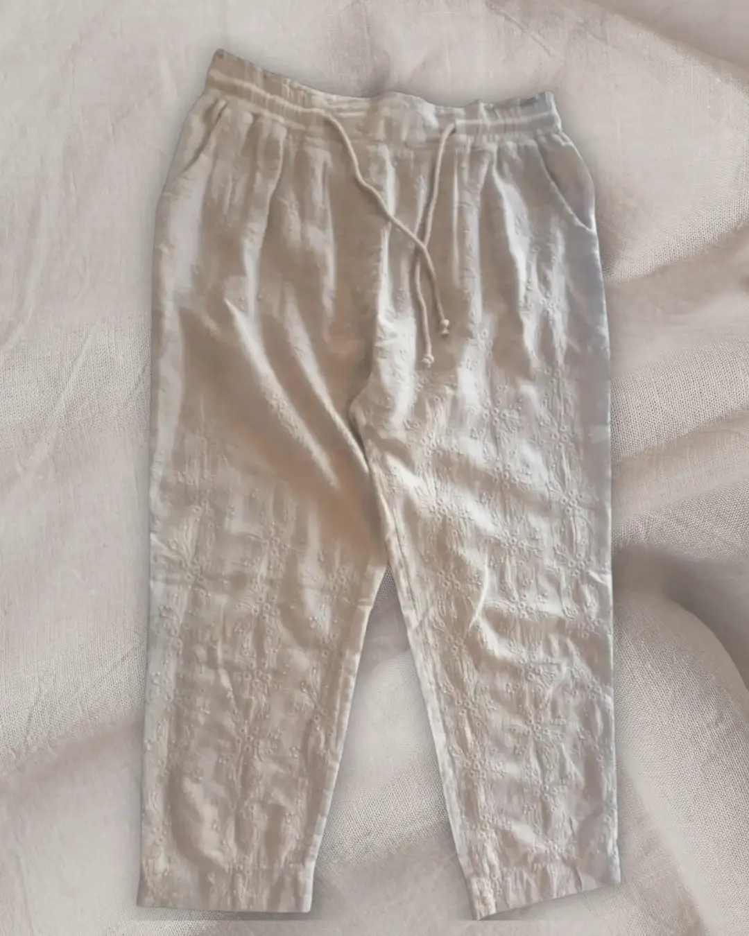 Krem Müslin İşlemeli Beli Bağcıklı Pantolon