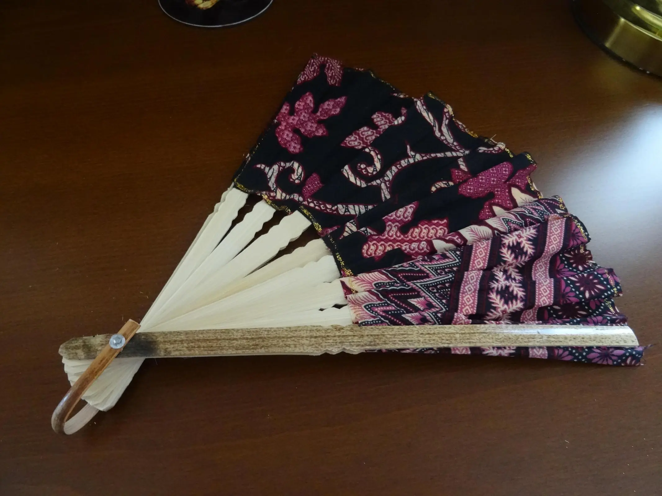 Pembe Desenli El Yelpazesi