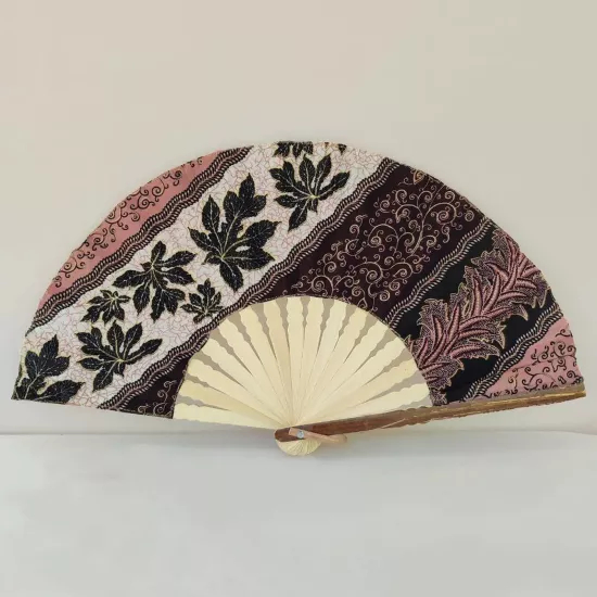 Açık Pembe ve Kahverengi Desenli Kumaş Yelpaze