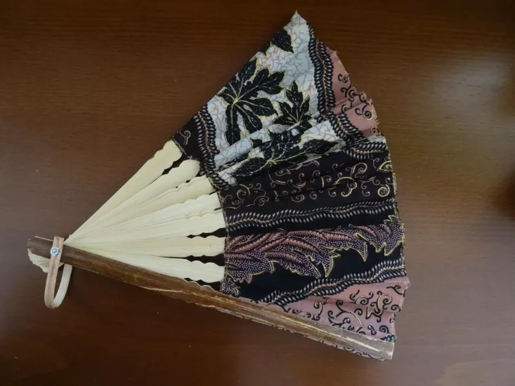 Açık Pembe ve Kahverengi Desenli Kumaş Yelpaze