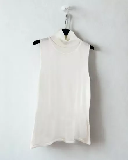 Yüksek Yaka Kolsuz Ekru Triko Bluz | Metta’s Shop®