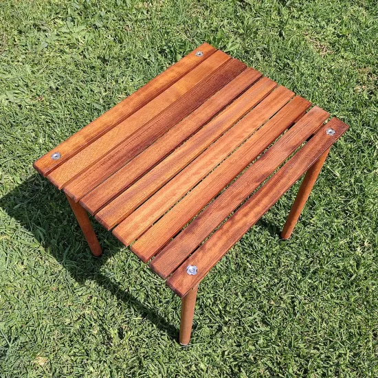 El yapımı ahşap kamp masası