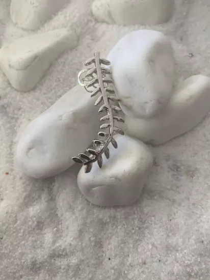 Gümüş Yaprak Detaylı Kıkırdak Küpe 