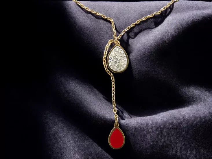 Altın Renkli Kırmızı Damla Figürlü Taşlı Kolye