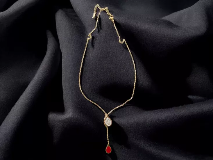 Altın Renkli Kırmızı Damla Figürlü Taşlı Kolye