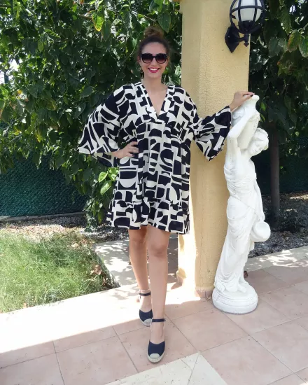 Kadın Siyah Beyaz Desenli V Yaka Elbise