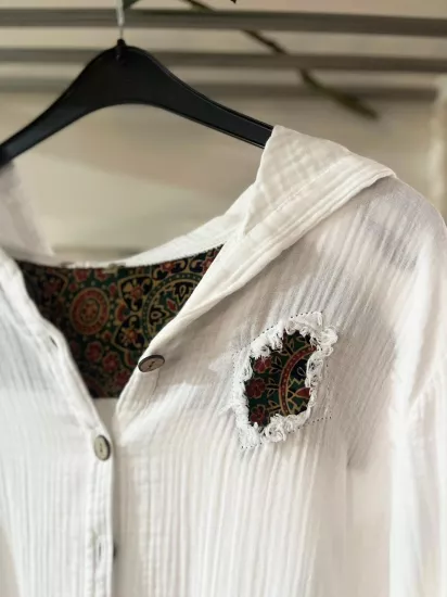 Beyaz Etnik Detaylı Kapüşonlu Gömlek