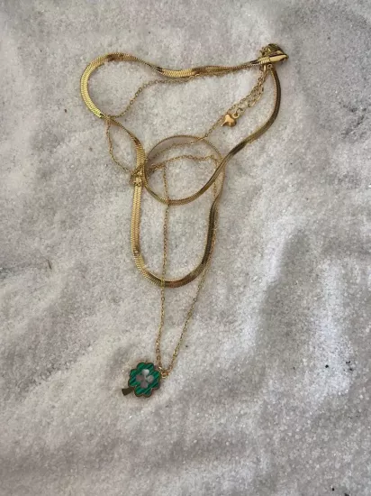 Altın Renkli Yonca Figürlü Kolye Yeşil Detaylı