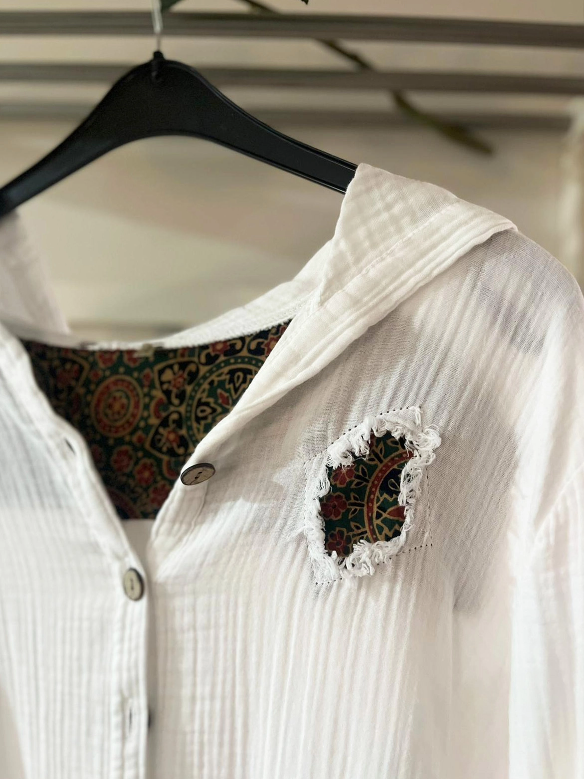 Beyaz Kapüşonlu Gömlek