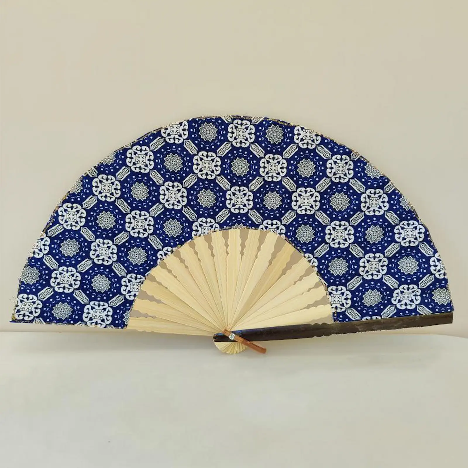 Mavi Geometrik Desenli Yelpaze