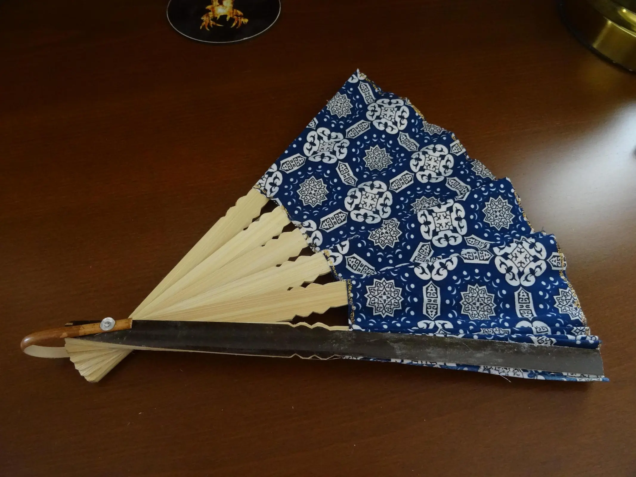 Mavi Geometrik Desenli Yelpaze