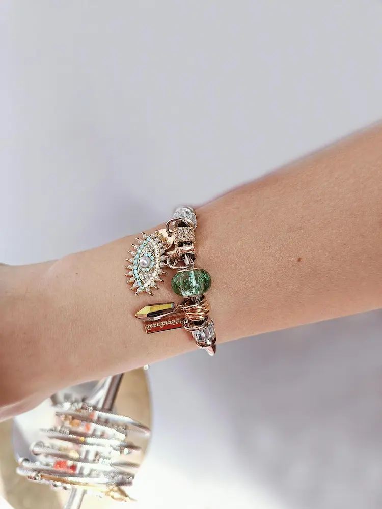 Yeşil Nazar Boncuğu ve Ok Detaylı Charm Bileklik